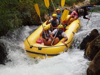OMI&Scaron; řeka Cetina rafting - z&aacute;bava pro celou rodinu